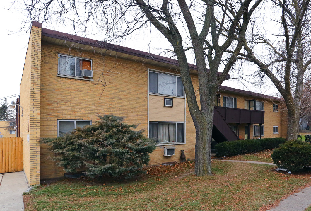 587 Park Plaza in Glen Ellyn, IL - Foto de edificio