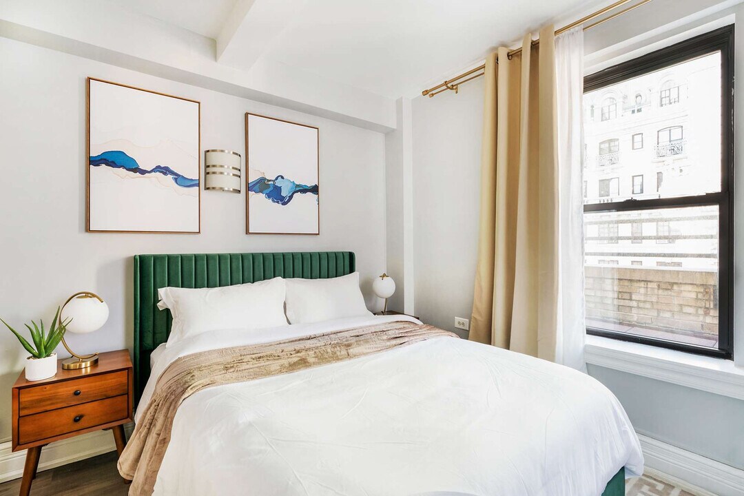 238 W 73rd St in New York, NY - Building Photo