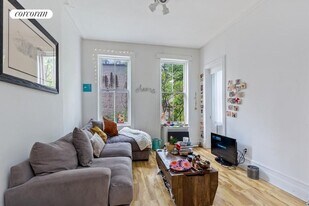 11 Carmine St in New York, NY - Building Photo