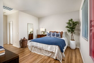 Calista Luxury Townhomes in Fontana, CA - Foto de edificio - Building Photo