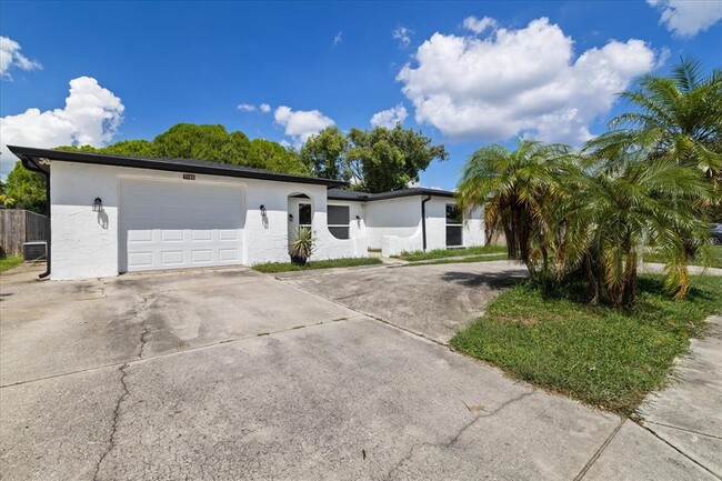 7105 King Arthur Dr in Port Richey, FL - Building Photo - Building Photo