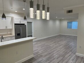 14915 Roscoe Blvd in Panorama City, CA - Foto de edificio - Building Photo