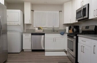 6716 N Elman St, Unit apt 1 in San Diego, CA - Foto de edificio - Building Photo