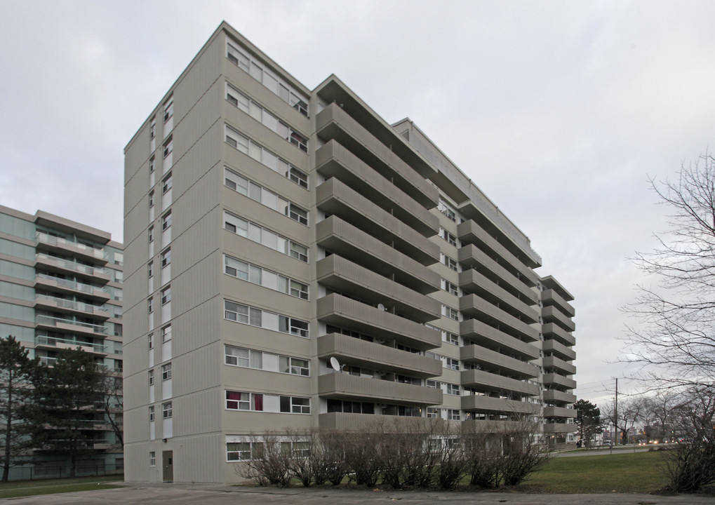 Royal Tower in Mississauga, ON - Building Photo