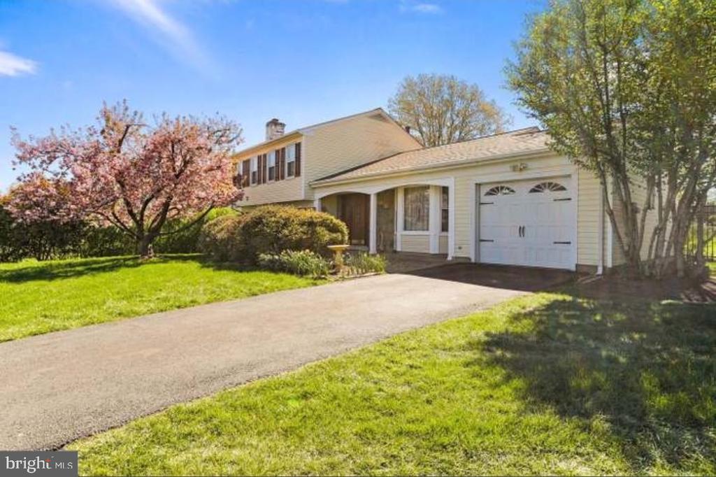 17404 Hughes Rd in Poolesville, MD - Building Photo