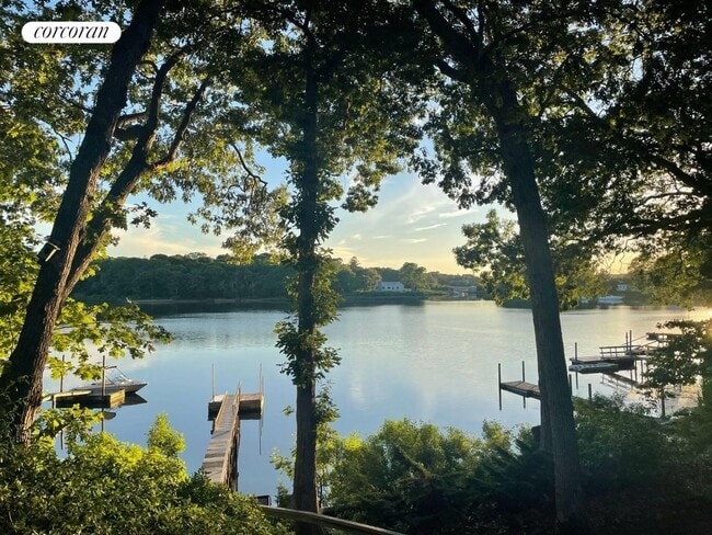 65 Waters Edge Rd in Southampton, NY - Foto de edificio - Building Photo