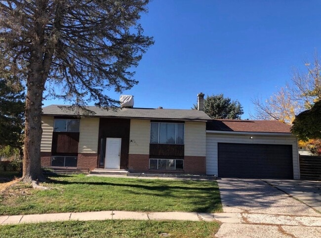 property at 3813 Fairmont Cir
