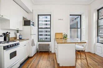 300 E 69th St in New York, NY - Building Photo - Building Photo