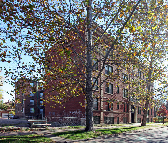 The Broderick Manor Apartments in Detroit, MI - Building Photo - Building Photo