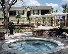 10125 Courtney Palms Blvd in Tampa, FL - Building Photo - Building Photo