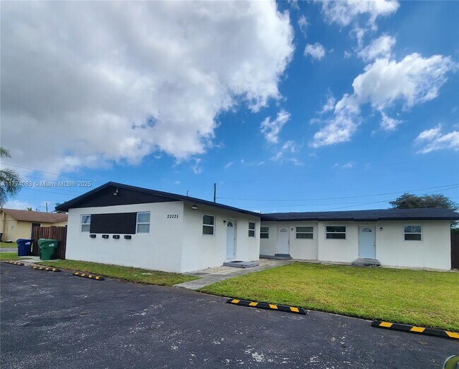 22025 SW 117th Ave in Miami, FL - Building Photo - Building Photo