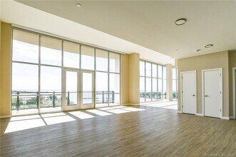 2 Hbr Pt Rd S in Stamford, CT - Building Photo - Building Photo