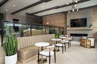 Glenwood Station in Glen Ellyn, IL - Foto de edificio - Lobby