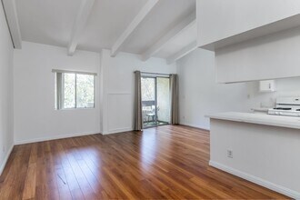 2700 Cahuenga Blvd E in Los Angeles, CA - Building Photo - Building Photo