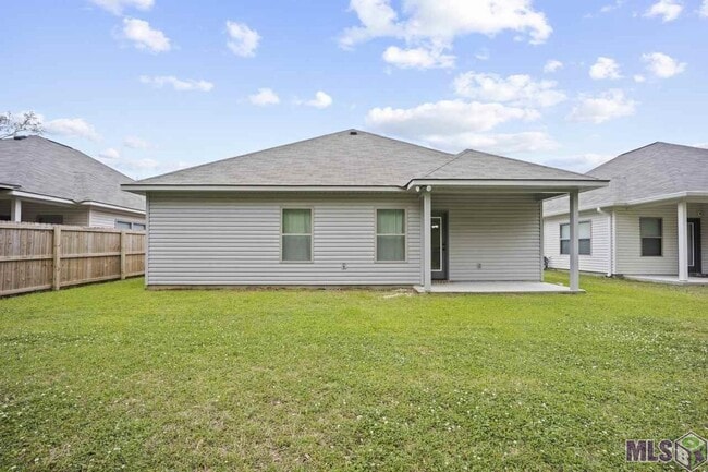 692 Pine Hollow Dr in Gonzales, LA - Building Photo - Building Photo