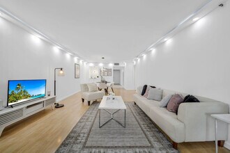 1717 N Bayshore Dr in Miami, FL - Building Photo - Building Photo