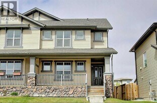 7 Panora Square NW in Calgary, AB - Building Photo