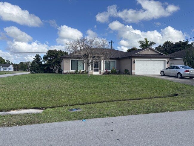 1285 SW Bellevue Ave in Port St. Lucie, FL - Building Photo - Building Photo