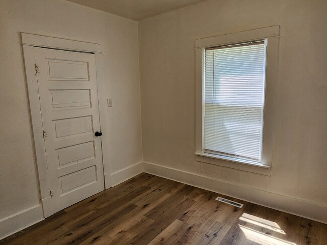 302 4th Ave SE in Independence, IA - Building Photo - Building Photo