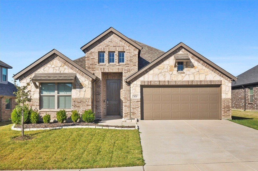 424 Molly Ln in Keene, TX - Building Photo