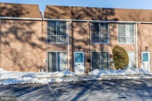 413 Brandywine Ct in Warminster, PA - Building Photo