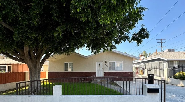 8827 Darby Ave in Northridge, CA - Building Photo - Building Photo