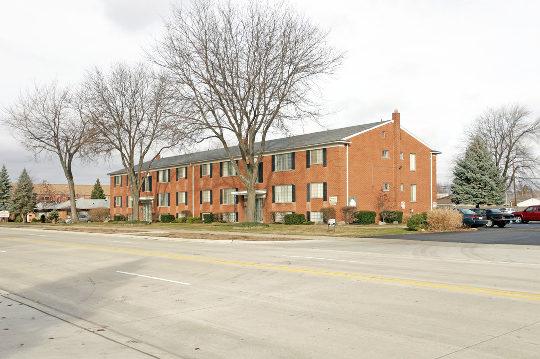 Woodland Apartments in St. Clair Shores, MI - Building Photo