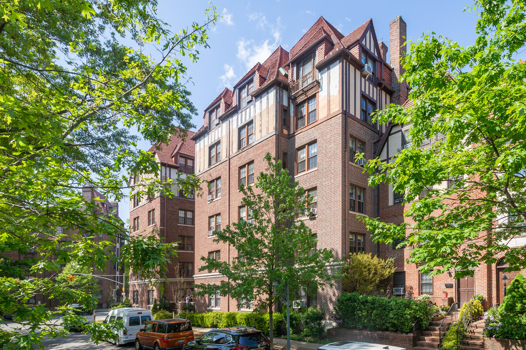 150 Burns St in Forest Hills, NY - Building Photo