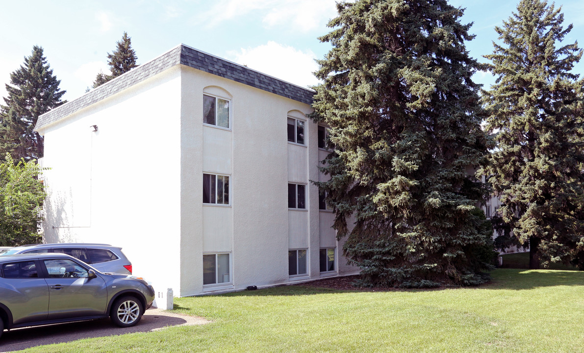 Riverbend Manor in Edmonton, AB - Building Photo