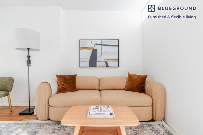 300 E 46th St in New York, NY - Building Photo - Building Photo