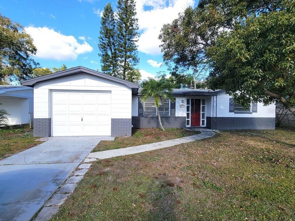 4827 Aegean Ave in Holiday, FL - Building Photo