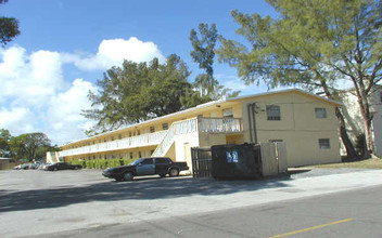 Wilton Commons in Wilton Manors, FL - Foto de edificio - Building Photo