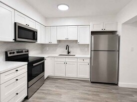 730 SW 5th Ave in Hallandale Beach, FL - Building Photo