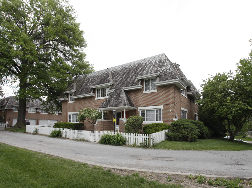 Chateau Charme in Omaha, NE - Building Photo