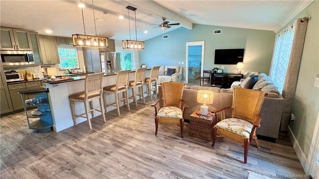 323 SW Ridge Ln in Stuart, FL - Building Photo - Building Photo