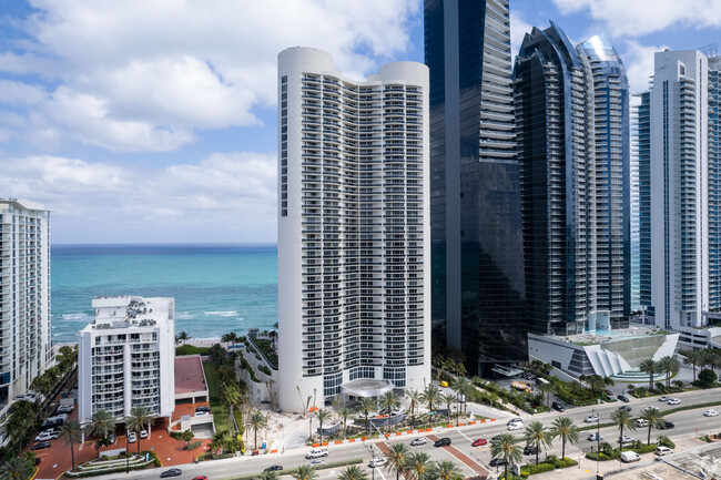 Ocean 4 in Sunny Isles Beach, FL - Foto de edificio - Building Photo