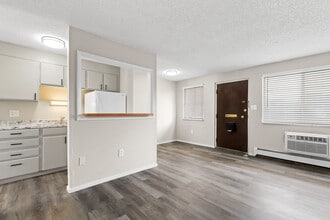 Royal Chateau Apartments in Denver, CO - Foto de edificio - Building Photo