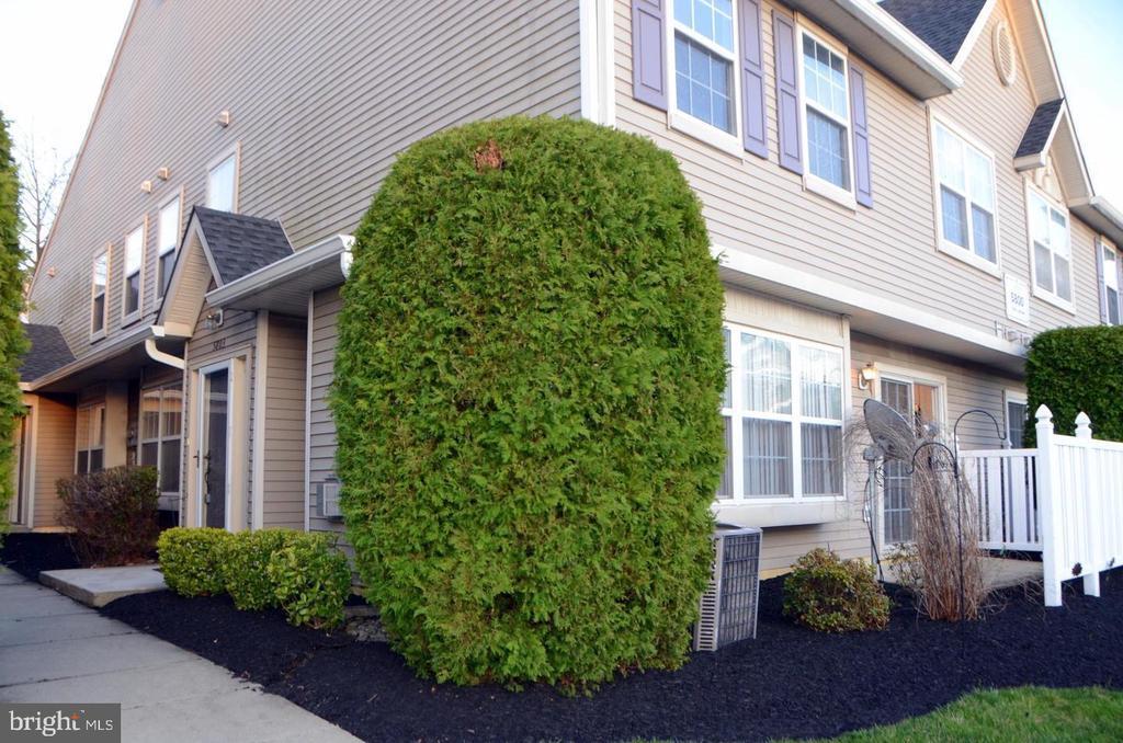 5803 Coventry Way in Mount Laurel, NJ - Building Photo