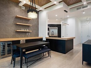 60 Seagate Dr in Naples, FL - Foto de edificio - Building Photo