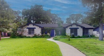 811 Devonport Ln in Seabrook, TX - Building Photo