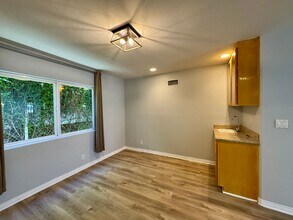 14701 Dickens St in Los Angeles, CA - Building Photo - Building Photo