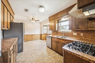 1807 Parkcrest St in Alvin, TX - Building Photo - Building Photo