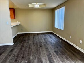 375 E Phillips Blvd in Pomona, CA - Foto de edificio - Building Photo