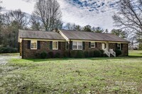 5390 Vesuvius Furnace Rd in Iron Station, NC - Foto de edificio - Building Photo