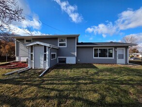 1519 Parklane Dr in Bettendorf, IA - Building Photo - Building Photo