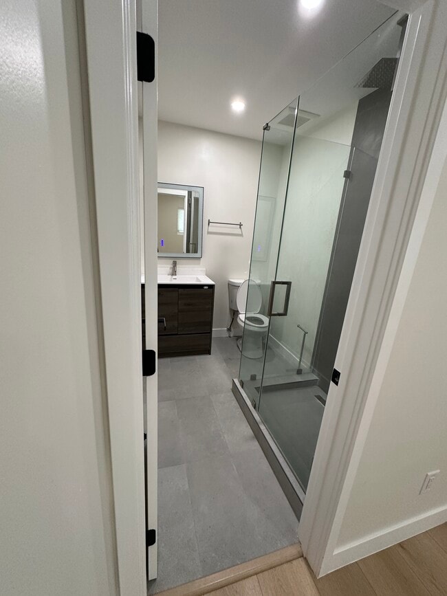 237 N Kenwood St, Unit B in Glendale, CA - Foto de edificio - Building Photo