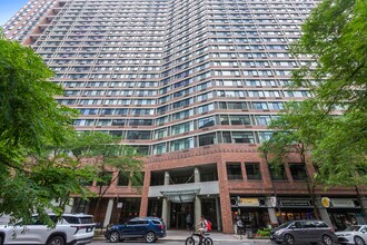 211 E Ohio St in Chicago, IL - Foto de edificio - Building Photo