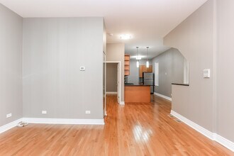 2613 W Evergreen Ave, Unit # 01F in Chicago, IL - Foto de edificio - Building Photo