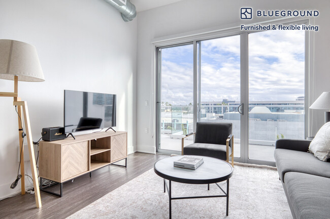 4210 Del Rey Ave-Unit -FL6-ID967 in Marina Del Rey, CA - Building Photo - Building Photo