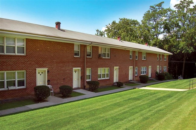 Bari Manor Apartments in Ossining, NY - Foto de edificio - Building Photo